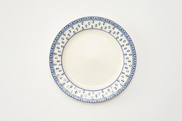 hermoso plato blanco con figuras, estilo casa de la abuela, fondo blanco, foto clave alta, objetos...