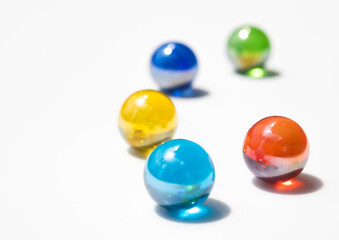 ビー玉　白背景