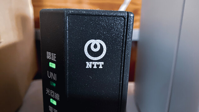 NTTのONU/フレッツ光 一般家庭のインターネット回線。モデム/Wi-Fiルーター。2021年3月撮影/日本