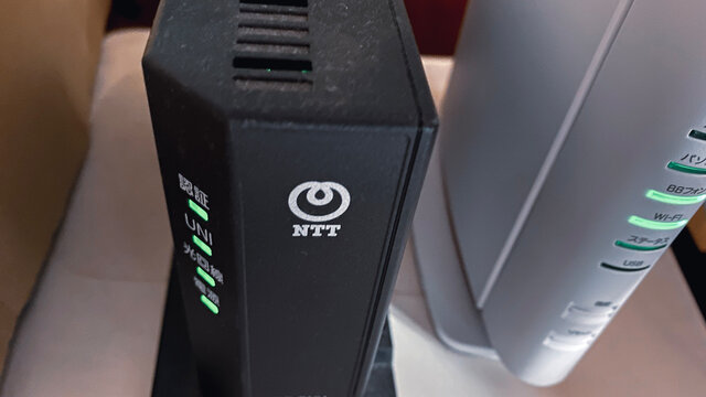 NTTのONU/フレッツ光 一般家庭のインターネット回線。モデム/Wi-Fiルーター。2021年3月撮影/日本