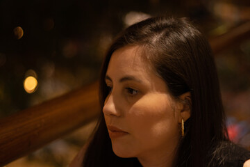 mulher reflexiva/pensativa 