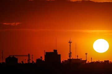  En la imagen el sol se aprecia en todo su esplendor y mas durante el verano que se encuentra mas cercano a la tierra, en contraste con  la silueta del molino de harina la fama a Contraluz