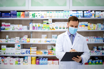 Pharmacien vendant des médicaments en pharmacie pendant la pandémie du virus corona. Santé et médecine.