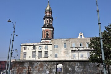 Fototapeta na wymiar Napoli - Scorcio della basilica dal Castello del Carmine
