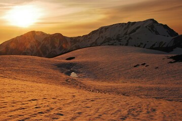 Fototapeta na wymiar 残雪の立山アルパイン　夕景