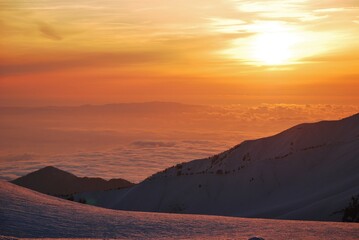 Fototapeta na wymiar 残雪の立山アルパイン　夕景