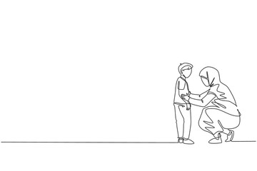 Continuous one line drawing of young Arabian mom giving talk, advising to her boy good thing. Happy Islamic muslim parenting family concept. Dynamic single line graphic draw design vector illustration