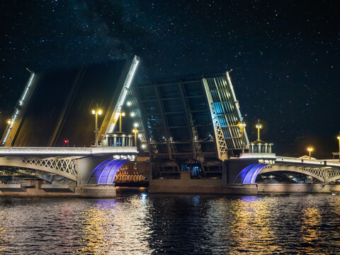 Divorcing of The Blagoveshchensky Bridge. Sankt Peterburg.