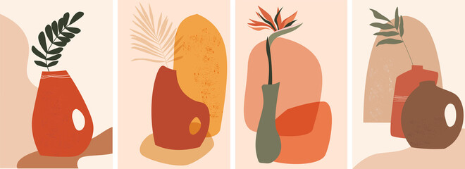 Eine Set-Komposition mit exotischen Palmblättern und abstrakten Vasen, Strelitzia-Blumen. Eine trendige zeitgenössische Design-Collage im ökologischen Stil. Minimalistische Formen in Pastellfarben auf hellem Hintergrund. © Ирина Горбунова