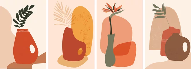 Eine Set-Komposition mit exotischen Palmblättern und abstrakten Vasen, Strelitzia-Blumen. Eine trendige zeitgenössische Design-Collage im ökologischen Stil. Minimalistische Formen in Pastellfarben auf hellem Hintergrund. © Ирина Горбунова