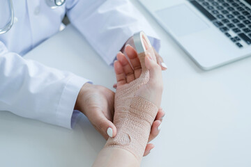 Professional nurses and finger injuries patients First aid and injury bandage treatment Use of finger immobilizers in nursing rooms or emergency rooms