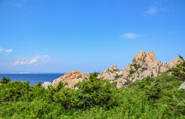 Felsige Küstenlandschaft auf Sardininen