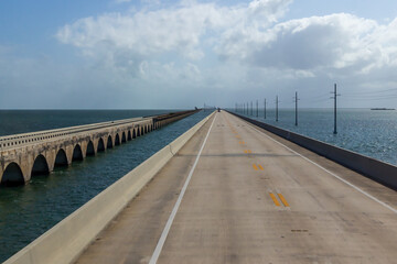 Fototapeta na wymiar Seven mile bridge in Florida