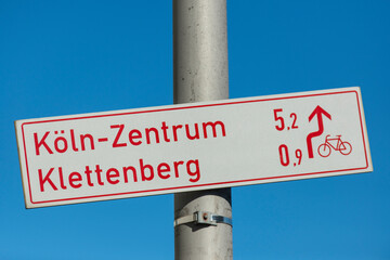 Obraz premium Schild - Köln Zentrum 5,2 km