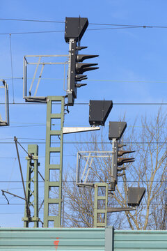 Signalmast, Signal, L&auml;rmschutzwall, Bahn ,Deutschland, Bahnsignal