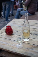 Un verre de vin sur les quais de Seine à  Paris