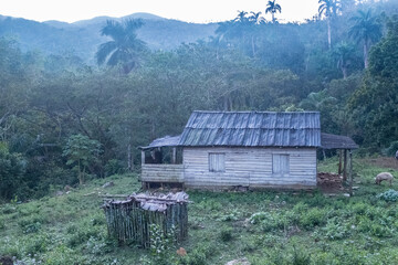 Maison perdue dans une montagne