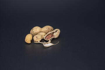 저의 집에서 미니포토박스에 검은색 PVC배경지를 이용하여 땅콩을 촬영...