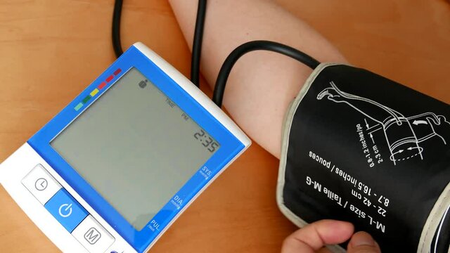Close up a man taking blood pressure with 4k resolution