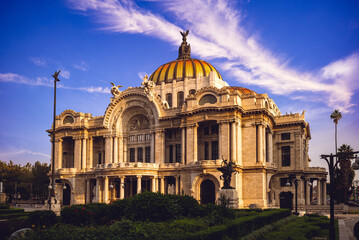 Palacio de Bellas Artes, Palace of Fine Arts, Mexico City. Translation: 
