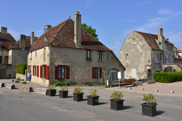 Fototapeta na wymiar Les maisons médiévales de Vézelay (89450) et la petite soeur, département de l'Yonne en région Bourgogne-Franche-Comté, France