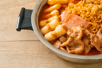 Budae Jjigae or Budaejjigae (Army stew or Army base stew). It is loaded with Kimchi, spam, sausages, ramen noodles and much more