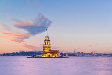 Fototapeta premium Maiden's Tower and Istanbul city skyline cityscape