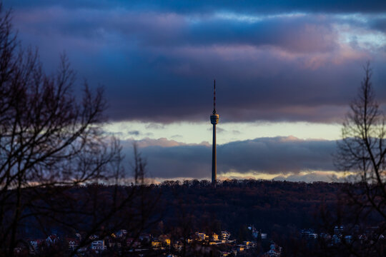 Stuttgarter Fernsehturm Umriss am Horizont bei rötlichen bewölkten Sonnenuntergang
