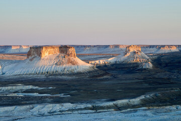 On the Ustyurt Plateau.
Uplands of the Ustyurt plateau.
