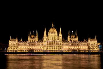 Fototapeta premium Hungarian Parliament at night Budapest. One of the most beautiful buildings in the Hungarian capital.