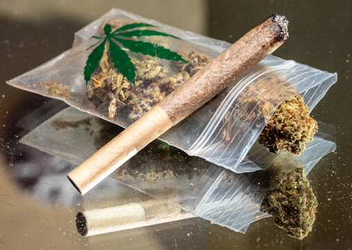 eine T&uuml;te Cannabis mit Joint 
