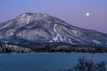 長野県・信濃町 冬の野尻湖と黒姫山の夜明け