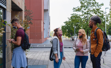 Obraz premium multi-racial group of university students queuing to present annual enrollment, the new normal life during the epidemic period, prevention from contagion by wearing masks
