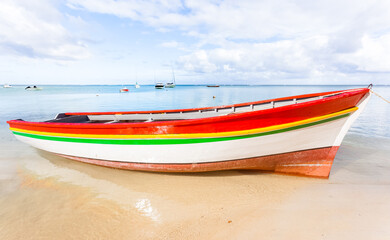 Barque de pêche sur plage de Cap Malheureux, île Maurice 