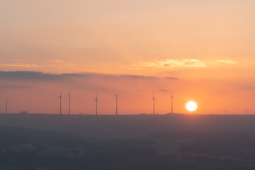 Paysage d'&eacute;oliennes au lever du soleil illustration de la transition &eacute;nerg&eacute;tique et d'&eacute;lectricit&eacute; verte