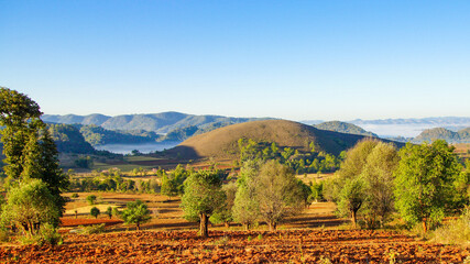 Sonnenaufgang in Myanmar mit Bergen und Nebel