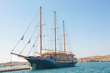 Segelschiff im Hafen von Parikia, Insel Paros, Kykladen, Griechenland