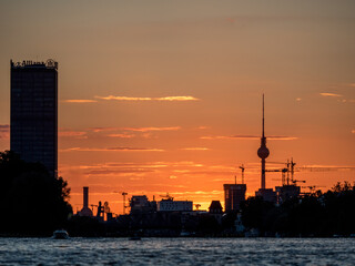 Obraz premium Sunset over Berlin Treptower Park
