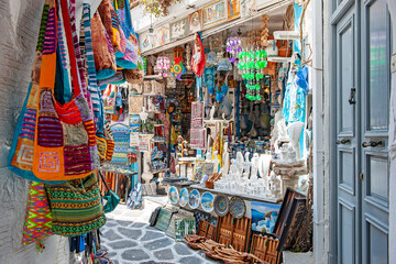 Strassenszene in Parikia, Insel Paros, Kykladen, Griechenland