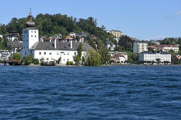 Das Seeschloss Ort am Traunsee in Gmunden im Sommer, Salzkammergut, Österreich, Europa - The Lake...