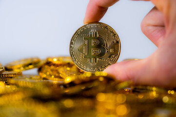 ビットコインを持つ手