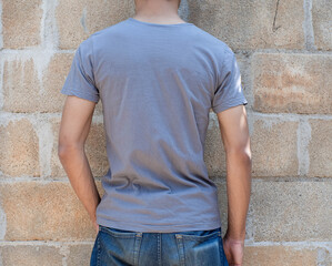 Obraz na płótnie Canvas A man wearing a gray t-shirt