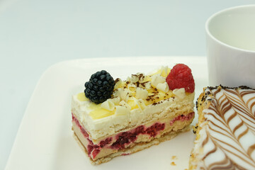 Gâteaux  et croissant sur un plat