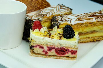 Gâteaux  et croissant sur un plat