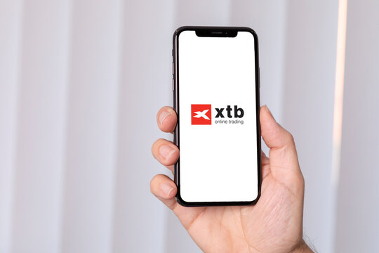 XTB online trading Logo auf Handydisplay
