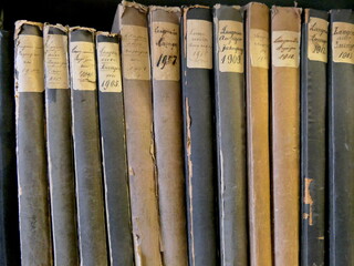 alte Bücher in einem Archiv