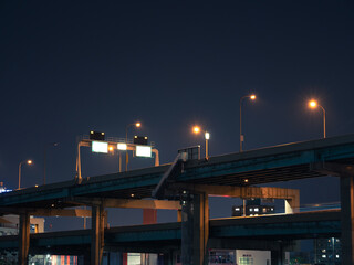 夜の高速道路のライトと橋
