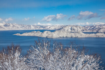 晴れた冬の美しい十和田湖の写真素材