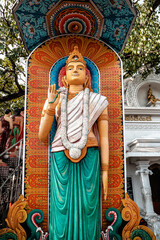 Kolorowa bogato zdobiona statua posąg Buddy w świątyni.