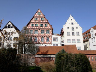 Fototapeta na wymiar alte Häuser an der Stadtmauer in Ulm